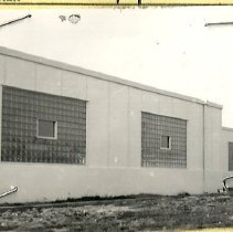 King Cole, Cash Street, large windows