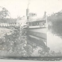 Tugboat Hildegarde loading