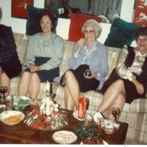 Christmas 1986 at Laura's (Metzger). Doris Hildreth Dinkins,Dorothy Thigpen