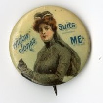 CIRCA 1896-1910 "WIDOW JONES SUITS ME" CLOTHING ADVERTISING LAPEL PIN
