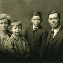 A61-22 Eugene Gammon Family 1922