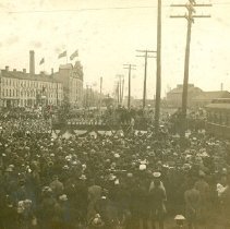 Crowd in Jubilee Park & CNR
