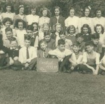 Central Public School Grade 8 Class 1943-1944