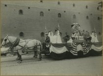 Patriotism float, Tercentenary Parade