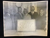 Club Nationale Canadien members and cake