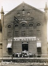 Employees standing in front of La Vendor Cigar Co.