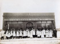 Employees standing in front of the La Vendor Cigar Co.