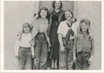 Elsie Barnes and her students at the Rozet School
