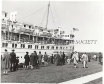 Crowd welcomes the NORTH AMERCIAN to the Municipal Dock.
