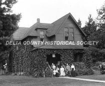 1114 Lake Shore Drive, Gladstone