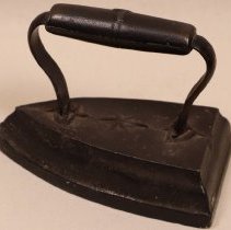 Cast iron sadiron with metal handle.