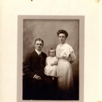 sepia photo of Verne L. Smith family