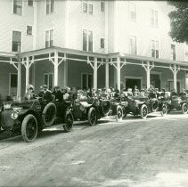 VINTAGE AUTOS IN FRONT OF THE KEARSARGE HOUSE