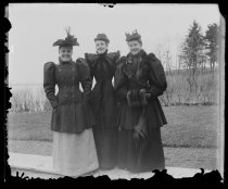 Lou Richards, Effie Alexander and Julie Lord, photo by Alice Austen, 1894