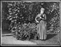 Mamma and the black cat, photo by Alice Austen, 1887