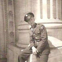 Lester in Paris, 1945 (Image courtesy of the family)