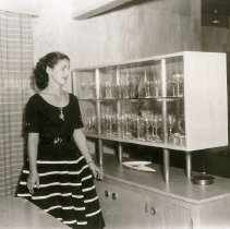 Beta Sigma Phi Members Prepare for House Tour