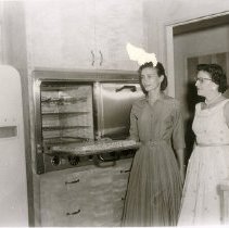 Beta Sigma Phi Members Prepare for House Tour