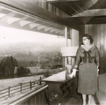 Beta Sigma Phi Members Prepare for House Tour