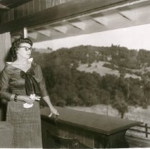 Beta Sigma Phi Members Prepare for House Tour