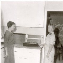 Beta Sigma Phi Members Prepare for House Tour