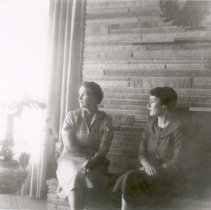 Beta Sigma Phi Members Prepare for House Tour