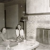 Beta Sigma Phi Members Prepare for House Tour