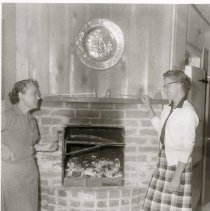 Beta Sigma Phi Members Prepare for House Tour