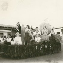 Healdsburg 4-H Club Float in Fair Parade