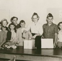 4-H Wrapping Gifts for Rest Homes Residents