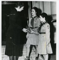 Eleanor Roosevelt with girl scouts (2008.101.04)