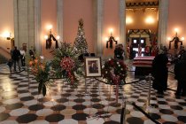 Wreath with ribbon in the Rotunda: Photo by Mike Rupert
