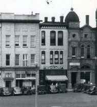 Ray's Cafe (at the center)