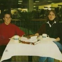 25.Dara-Lyn Klinger (l), Cadence Smith