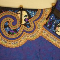 Chinese robe, closure