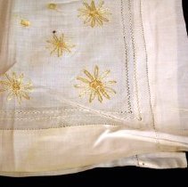 Table Scarf, embroidered daisies corner