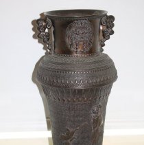 Metal urn