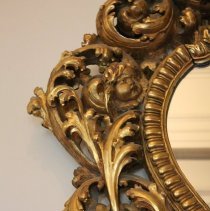 Wall mirror side detail