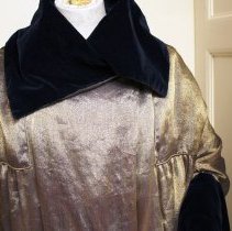 Gold Lame' Coat neckline