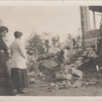 1976.1.a021.01.02 Bessie, Marjorie, Augustine North Garden 1907