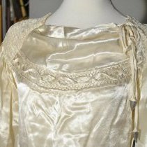 2018.07.02.01  Neckline Of Dress