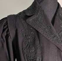 977.c57 - Collar Detailing