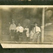 2015-003-011-c-554.jpg - Zoe, Lucile, Mary Peeples, Vasco small boy on righ