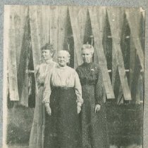 Burnham women by a tobacco shed