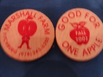 Wood button Marshall Farm 20013