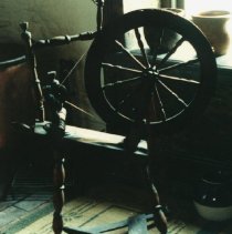 Treadle spinning wheel for flax
