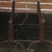 Andirons with semi-circular feet
