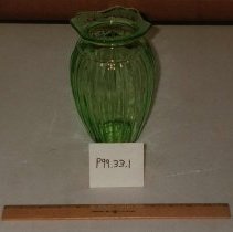 Vase in green depression glass (ca. 1920); ribbed sides and square top