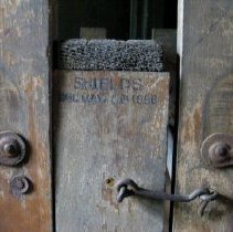 Washtub stand with wood dowels - manufacturer's marks