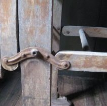 Washtub stand with wood dowels - close up of supports